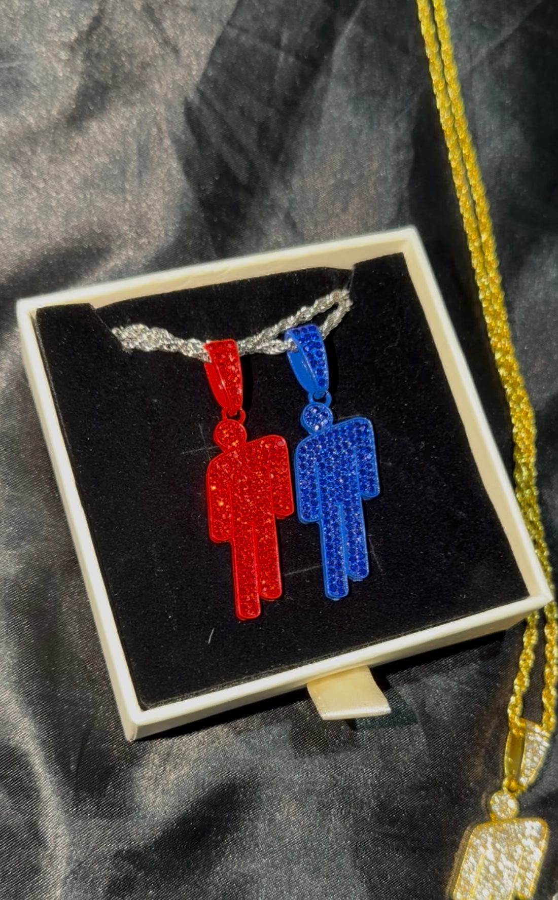 Billie Eilish Ilomilo bundle x2 1x blue and 1x Red blohsh necklace really cute